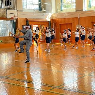 先生の動きをよく見て…