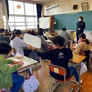 テスト用紙が配られます