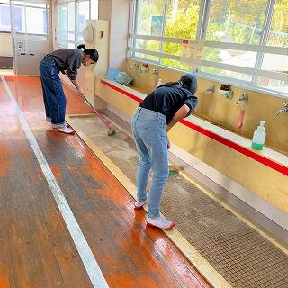 デッキブラシでゴシゴシゴシ