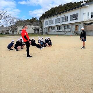 こうやってキックをします