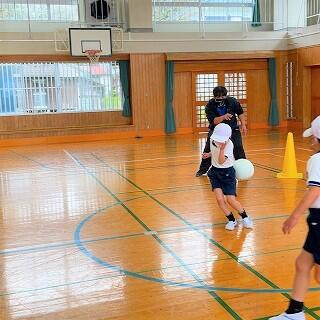 ほらね、背中を向けると当てられるよ