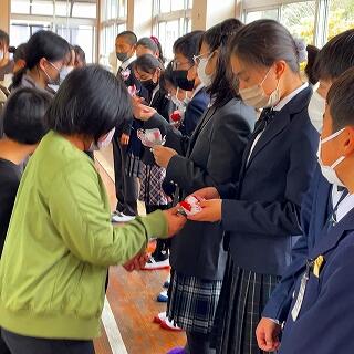 胸花を付けてください！