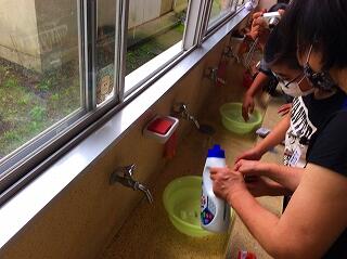 洗剤の量をはかる