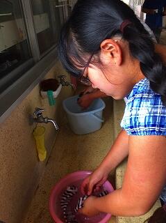 ごしごしと洗います