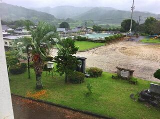 雨の運動場