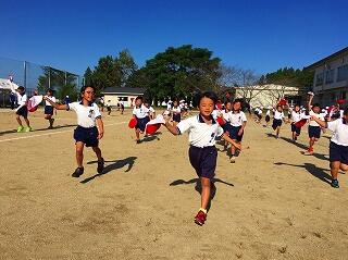 運動場を広く使います