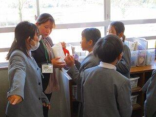 先生この荷物はこっちですか？