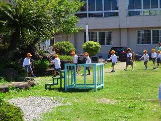 １年生も運動場散歩