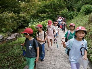 あじさい公園を歩く子ども達