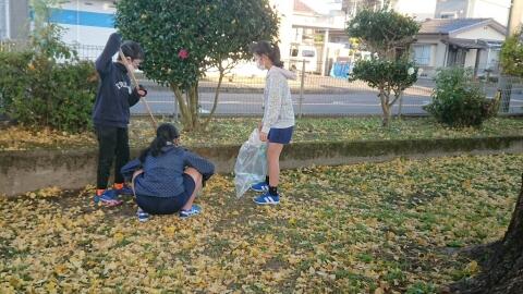 落ち葉そうじ５年生