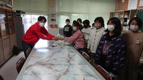 募金を渡す様子