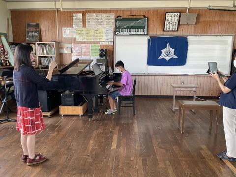 ピアノ伴奏児童