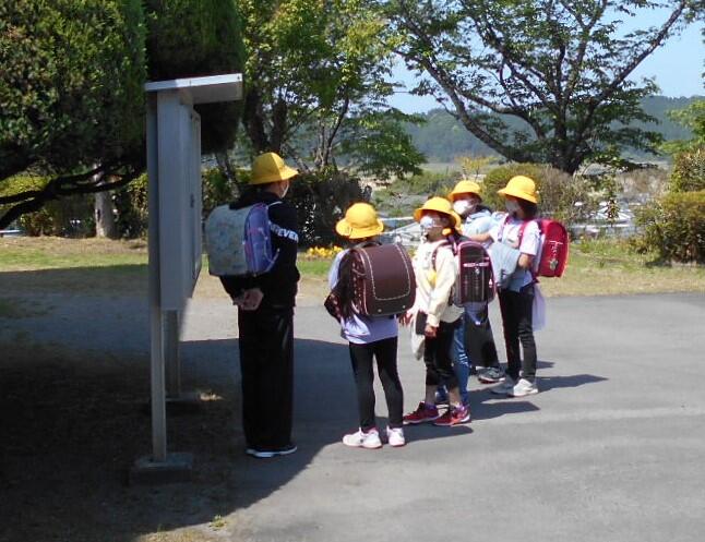 登校後、掲示板前にて