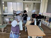 給食着への着替え中（２年生）