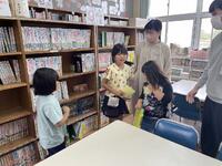 ここはどこかな？図書室です