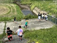 川の様子の見学中