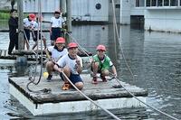 ひもを引っ張っていかだを動かすぞ