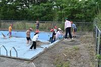 プールの周りにもたくさんゴミがあるね。