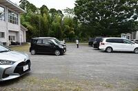 迎えの方は中庭に車を停めます