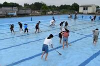 大プールの清掃　最後まで頑張るぞ