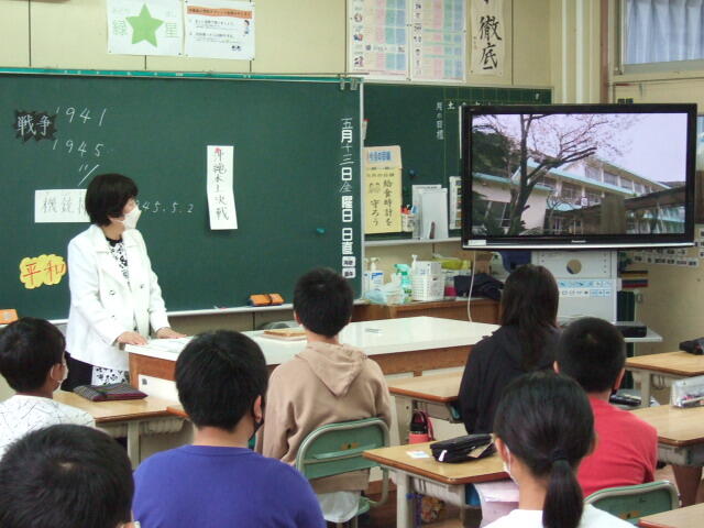 機銃掃射された学校の様子を伝えるビデオ視聴