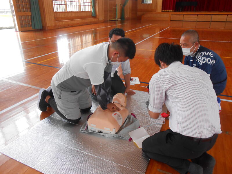 模型を使っての心肺蘇生法の体験