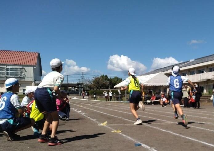 全校リレー（女子）ゴール前の接戦です。