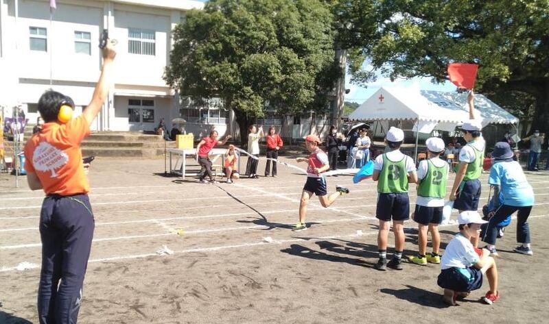 全校リレー（男子）ゴールの瞬間