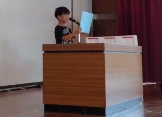 緊張しながらも、しっかり発表しています。