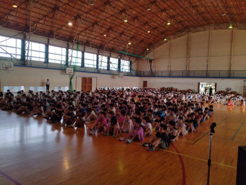 終業式のために体育館に集まりました。静かな集合・整列ができました。