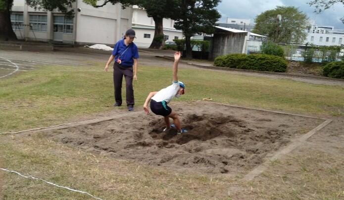 走り幅跳びです。