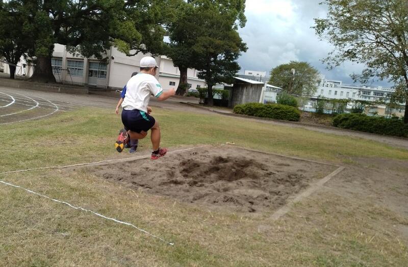 踏切と高さを意識して跳んでいます。