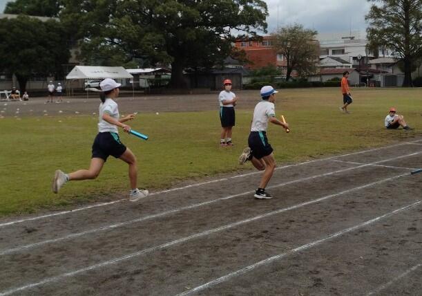 ４×１００ｍリレーの練習です。