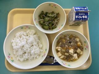 今日の給食は「マーボー豆腐丼の具」「麦ごはん」「おかか和え」「牛乳」でした。