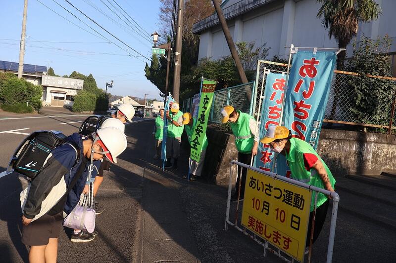 あいさつをする子供達