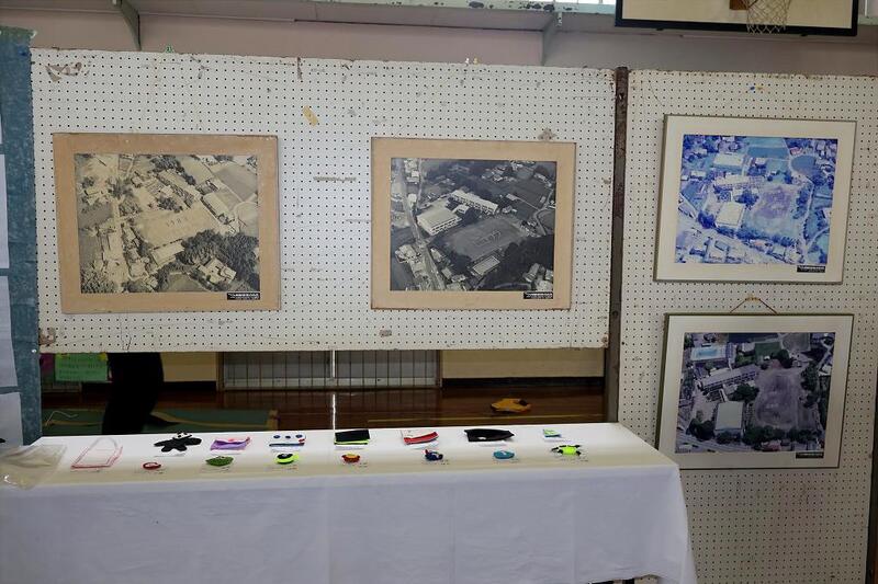 学校の航空写真展示