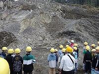 岩石層の見学の様子