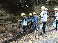 粘土層の見学の様子