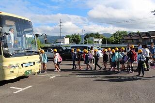 バスに乗り込む様子