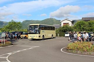 バスを見送る様子