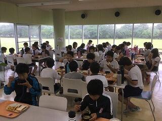 朝食の様子２