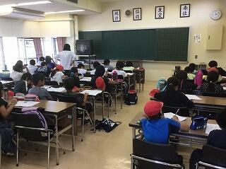 今日の反省を書いている様子