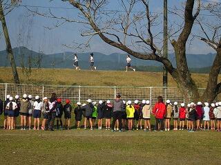 中学生の力走を応援する小学生