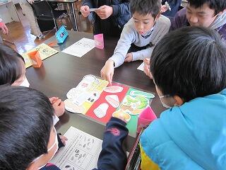 食物を赤と黄と緑のグループに仲間分け