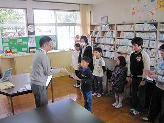 図書室で表彰。