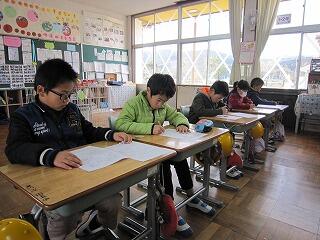 真剣に学習に取り組む子どもたち