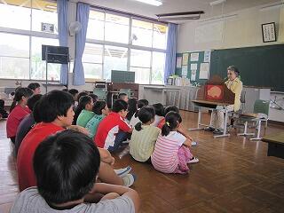 紙芝居を楽しむ子どもたち