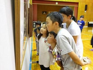 作品を鑑賞する子どもたち