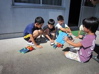 ソーラーカーに太陽光をあてる。