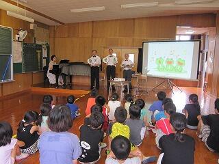 「筑波山ろく男声合唱団」の演奏に子どもたちは大喜び。